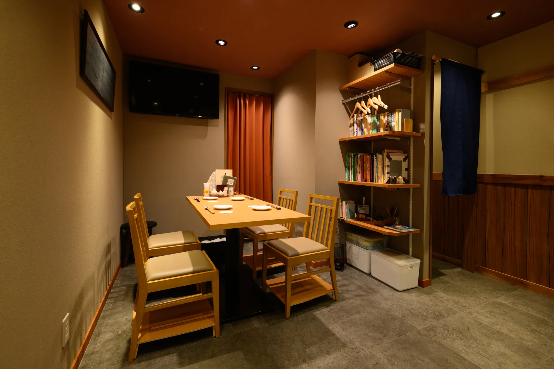 木のぬくもりあふれるカウンター席